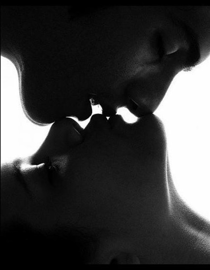 kissinglipsbw.jpg